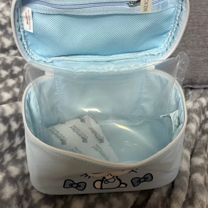 [BUNJANG] Hello Kitty Pouch Handbag / 헬로키티 파우치 하늘색 가방