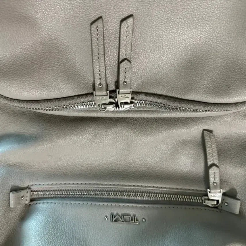 [BUNJANG] Tumi Ivory Leather Backpack / 투미 여성 아이보리 가죽 백팩