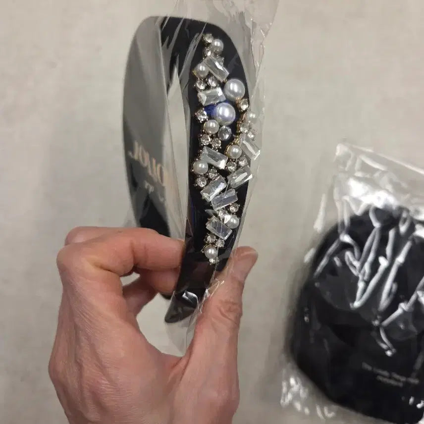 [BUNJANG] Black Beaded Headband and Scrunchie Bundle Set / 비즈 헤어밴드와 곱창 머리끈 2개 일괄 판매(미착용 새제품)