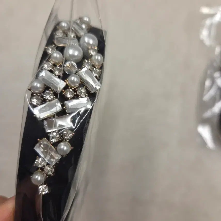 [BUNJANG] Black Beaded Headband and Scrunchie Bundle Set / 비즈 헤어밴드와 곱창 머리끈 2개 일괄 판매(미착용 새제품)