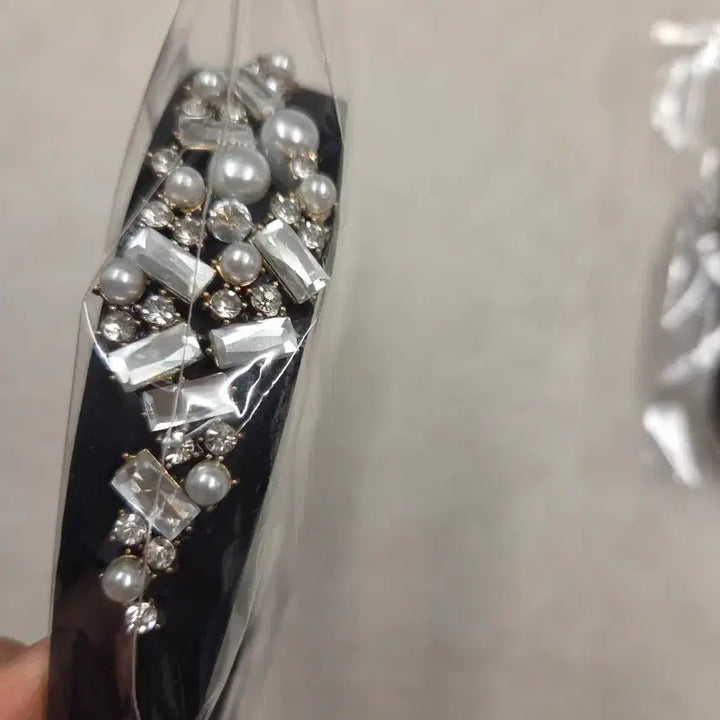 [BUNJANG] Black Beaded Headband and Scrunchie Bundle Set / 비즈 헤어밴드와 곱창 머리끈 2개 일괄 판매(미착용 새제품)