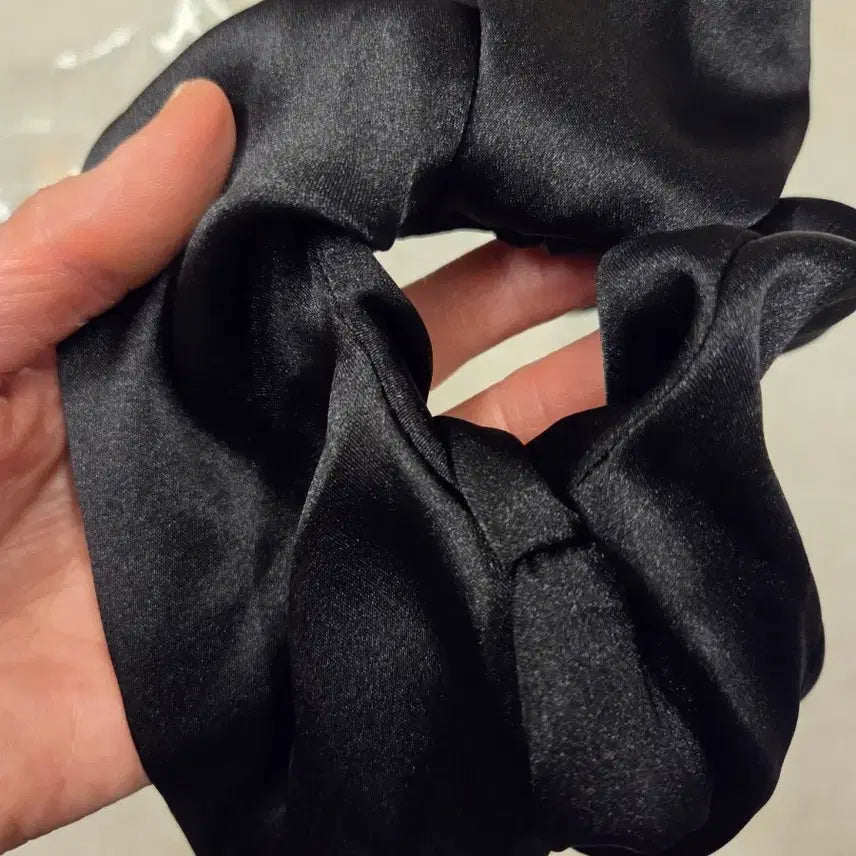 [BUNJANG] Black Beaded Headband and Scrunchie Bundle Set / 비즈 헤어밴드와 곱창 머리끈 2개 일괄 판매(미착용 새제품)