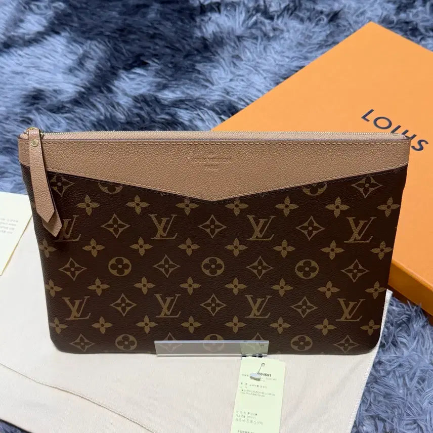 [BUNJANG] Louis Vuitton Daily Pouch Monogram Canvas Sesame / [새상품급] 루이비통 모노그램 데일리 파우치 캔버스 세서미 풀구성