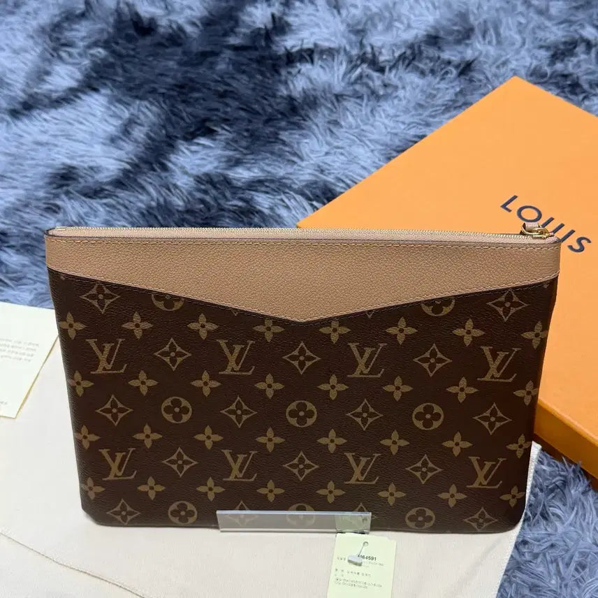 [BUNJANG] Louis Vuitton Daily Pouch Monogram Canvas Sesame / [새상품급] 루이비통 모노그램 데일리 파우치 캔버스 세서미 풀구성