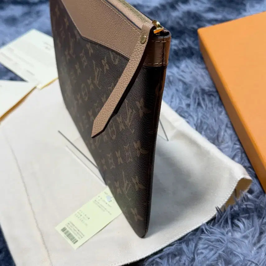 [BUNJANG] Louis Vuitton Daily Pouch Monogram Canvas Sesame / [새상품급] 루이비통 모노그램 데일리 파우치 캔버스 세서미 풀구성