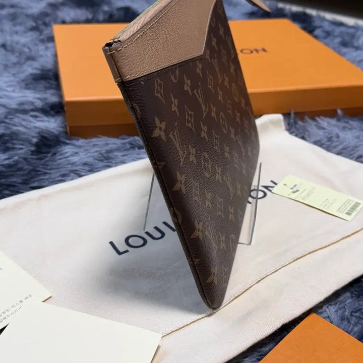 [BUNJANG] Louis Vuitton Daily Pouch Monogram Canvas Sesame / [새상품급] 루이비통 모노그램 데일리 파우치 캔버스 세서미 풀구성