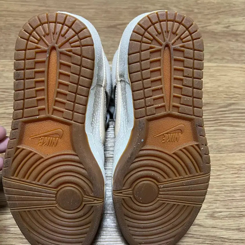 [BUNJANG] Nike Women's Dunk Sky High Premium Sneakers / 나이키 우먼스 덩크 스카이 하이 프리미엄 230