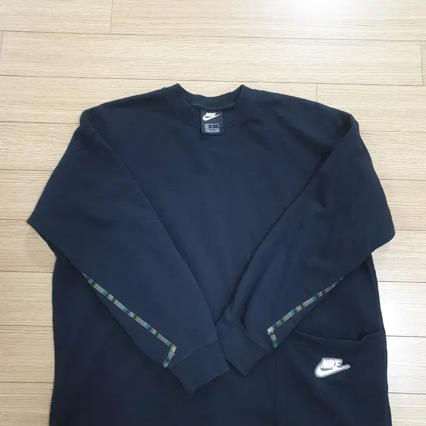 [BUNJANG] Nike Black Swoosh Sweatshirt / 나이키 블랙 스우시 맨투맨