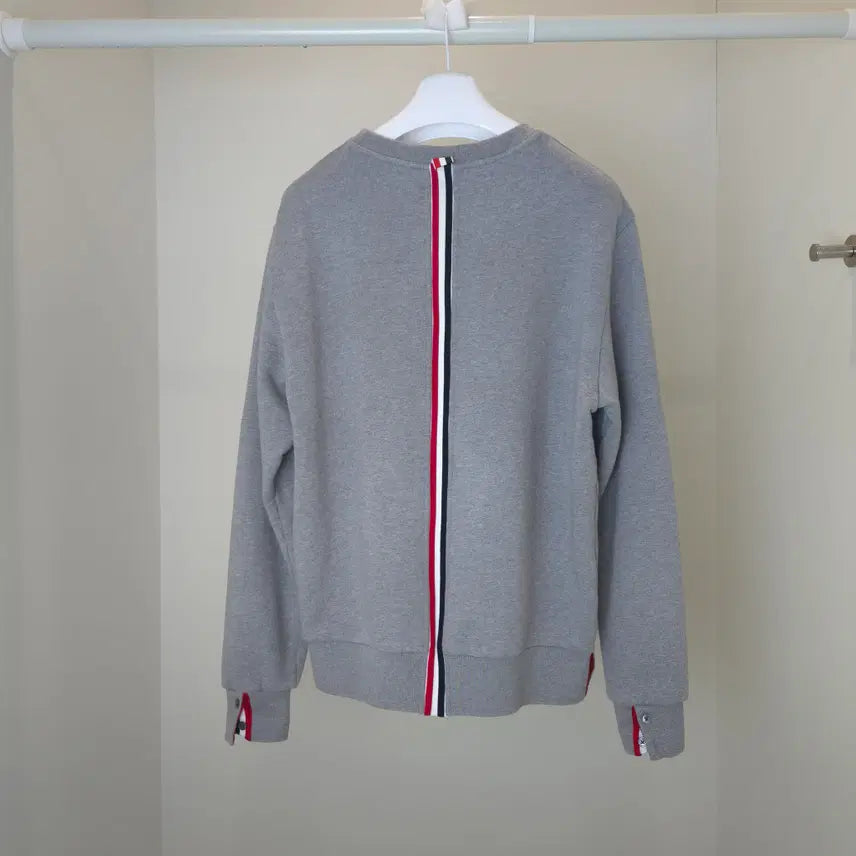 [BUNJANG] Thom Browne Three-Bar Classic Loopback Sweatshirt (Light Grey, Size 3) / [정품] 톰브라운 백삼선 맨투맨 / MJT085A