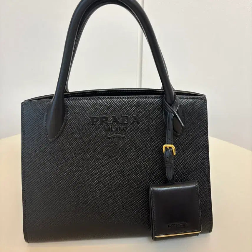 [BUNJANG] Prada Saffiano Black Tote Bag (Medium, Monochrome) / 프라다 사피아노 블랙 토트백 (미디엄 사이즈, 모노크롬)