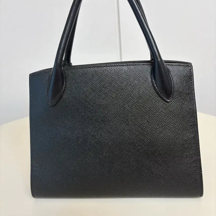 [BUNJANG] Prada Saffiano Black Tote Bag (Medium, Monochrome) / 프라다 사피아노 블랙 토트백 (미디엄 사이즈, 모노크롬)