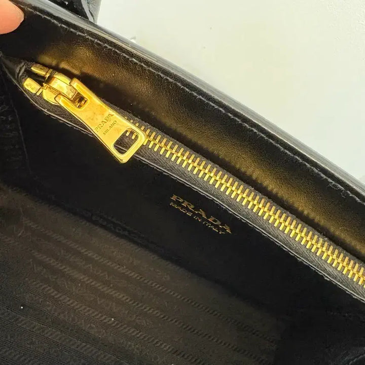 [BUNJANG] Prada Saffiano Black Tote Bag (Medium, Monochrome) / 프라다 사피아노 블랙 토트백 (미디엄 사이즈, 모노크롬)