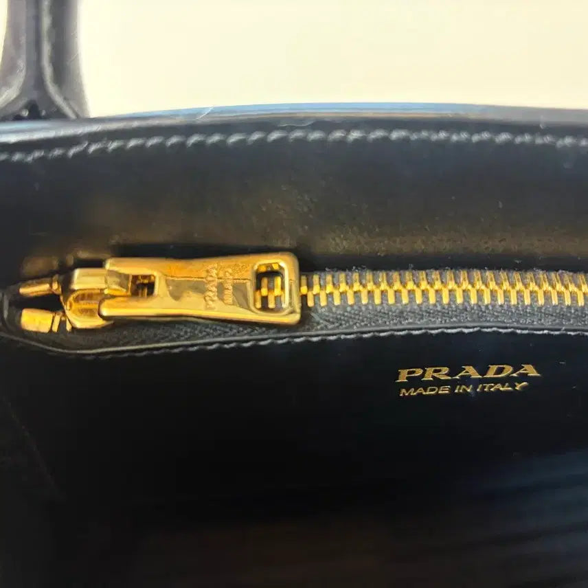 [BUNJANG] Prada Saffiano Black Tote Bag (Medium, Monochrome) / 프라다 사피아노 블랙 토트백 (미디엄 사이즈, 모노크롬)
