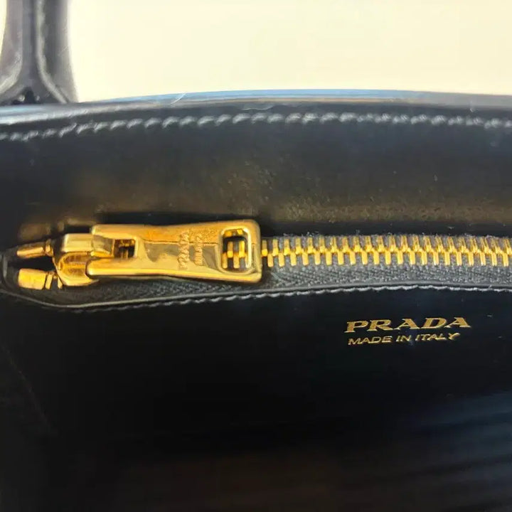 [BUNJANG] Prada Saffiano Black Tote Bag (Medium, Monochrome) / 프라다 사피아노 블랙 토트백 (미디엄 사이즈, 모노크롬)
