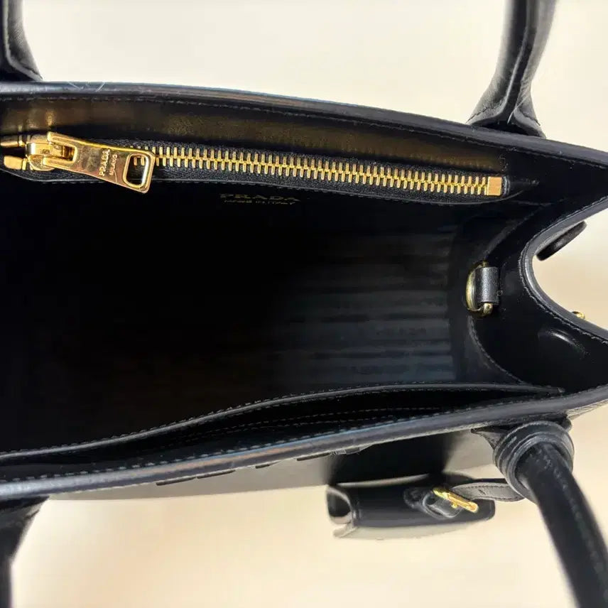 [BUNJANG] Prada Saffiano Black Tote Bag (Medium, Monochrome) / 프라다 사피아노 블랙 토트백 (미디엄 사이즈, 모노크롬)