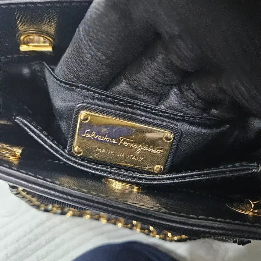 [BUNJANG] Ferragamo Black Leather Chain Shoulder Bag / 페라가모 블랙 레더 체인 숄더백