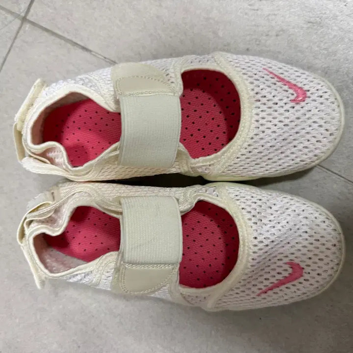 [BUNJANG] Nike Rift 2 Coconut Milk Sandals / 나이키 리프트2 코코넛밀크 235