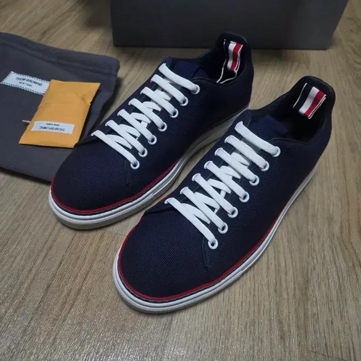 [BUNJANG] Thom Browne Sneakers (Size 8) / 톰브라운 스니커즈 신발 새제품 8사이즈 (260-265) 팝니다.
