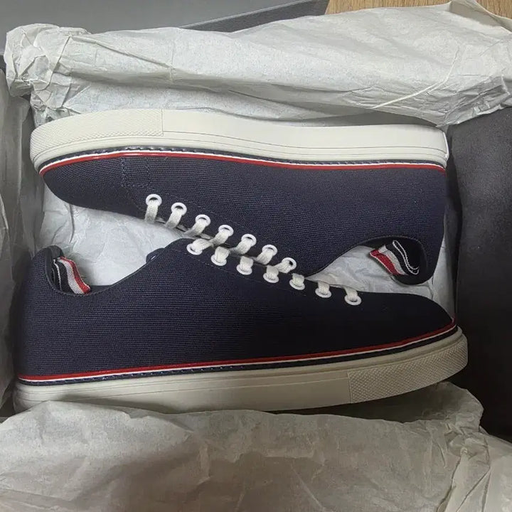 [BUNJANG] Thom Browne Sneakers (Size 8) / 톰브라운 스니커즈 신발 새제품 8사이즈 (260-265) 팝니다.