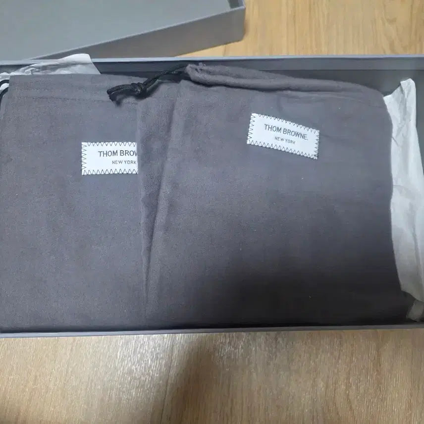 [BUNJANG] Thom Browne Sneakers (Size 8) / 톰브라운 스니커즈 신발 새제품 8사이즈 (260-265) 팝니다.