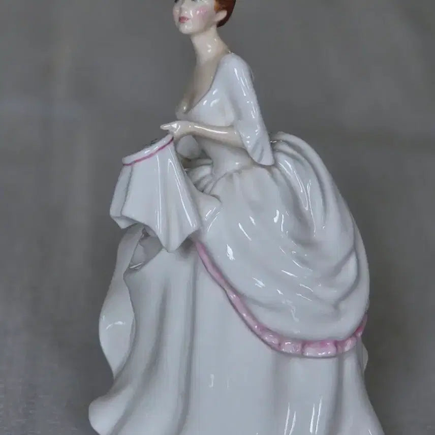 [BUNJANG] Royal Doulton Carol Figurine / 영국 로얄덜튼 캐럴 Carol  아가씨 피겨린