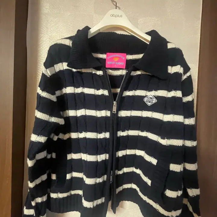 [BUNJANG] Komoe's Black Striped Knit Zip-Up Cardigan / 코모이즈 블랙 스트라이프 니트 집업 프리사이즈