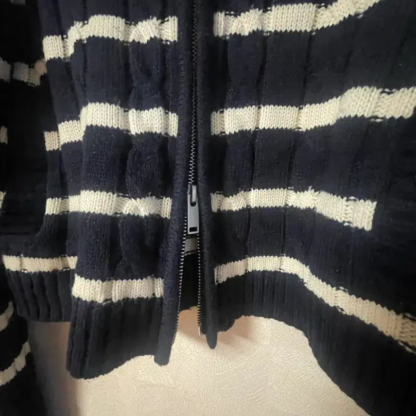 [BUNJANG] Komoe's Black Striped Knit Zip-Up Cardigan / 코모이즈 블랙 스트라이프 니트 집업 프리사이즈