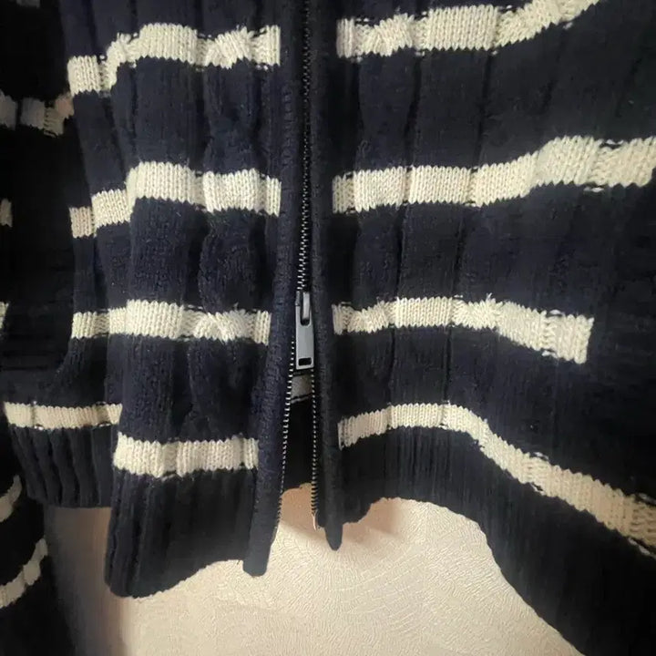 [BUNJANG] Komoe's Black Striped Knit Zip-Up Cardigan / 코모이즈 블랙 스트라이프 니트 집업 프리사이즈
