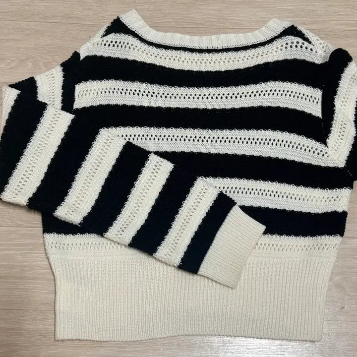 [BUNJANG] Studio White Stripe Crop Knit / Studio White 스트라이프 크롭 니트