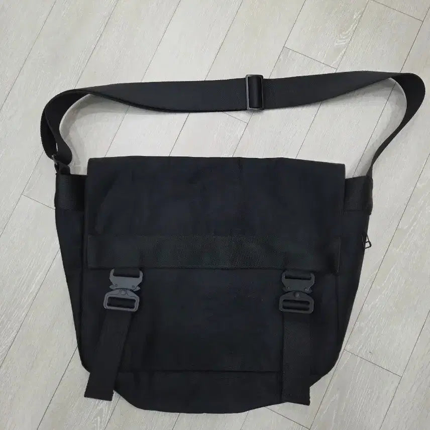[BUNJANG] Maison Mineed Black Buckle Messenger Bag / 메종미네드  블랙 버클 메신저백