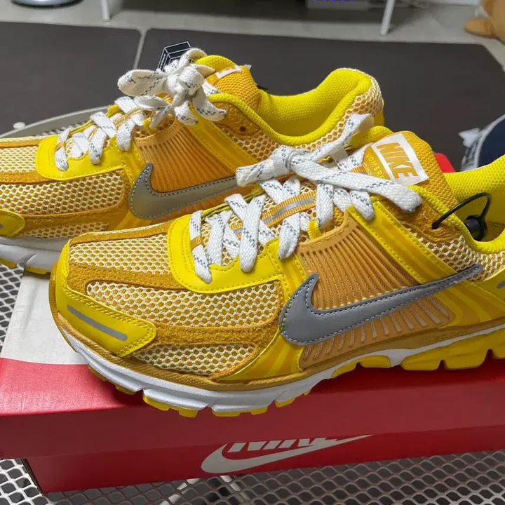 [BUNJANG] Nike Zoom Vomero 5 Yellow Sneakers / [새상품] 나이키 줌 보메로5 옐로우(275)