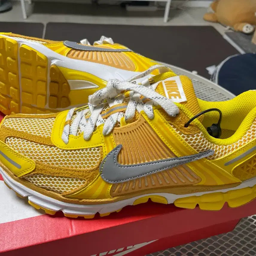 [BUNJANG] Nike Zoom Vomero 5 Yellow Sneakers / [새상품] 나이키 줌 보메로5 옐로우(275)