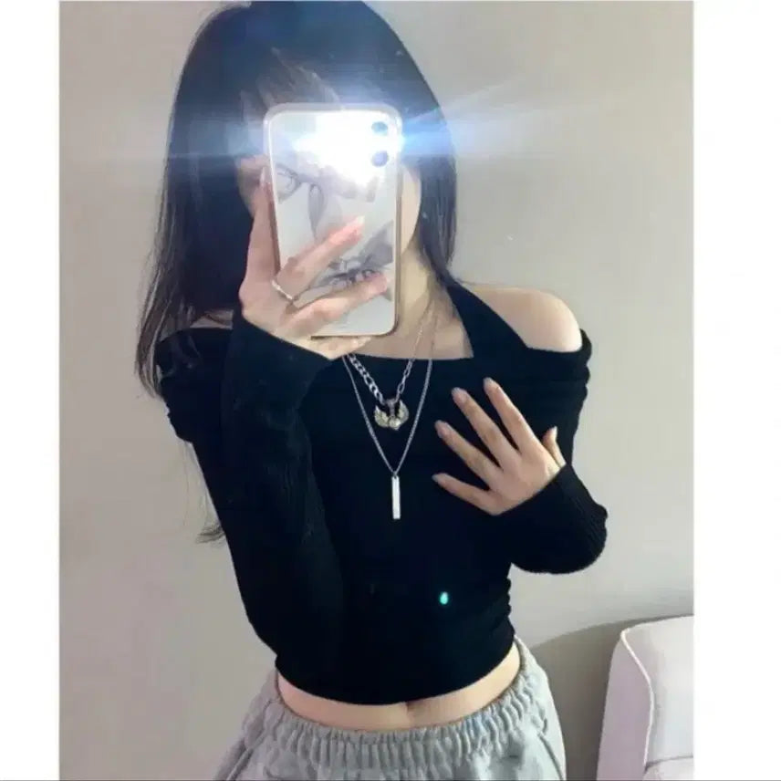 [BUNJANG] Hit Bibi Halter Off-Shoulder Slim Fit Knit Top / 히트 비비 홀터 오프숄더 슬림핏 니트