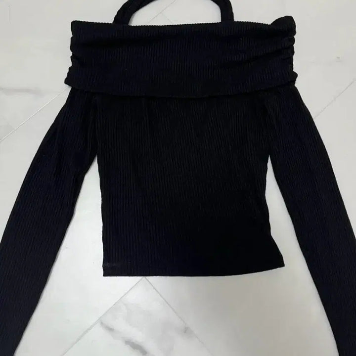 [BUNJANG] Hit Bibi Halter Off-Shoulder Slim Fit Knit Top / 히트 비비 홀터 오프숄더 슬림핏 니트