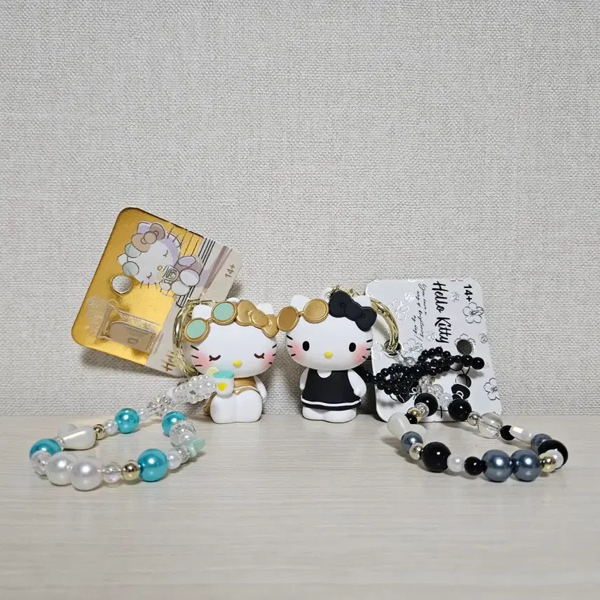 [BUNJANG] Sanrio Hello Kitty Beaded Figure Bag Charm Keyring / 산리오 헬로키티 비즈 피규어 가방고리 키링 (골드, 블랙)