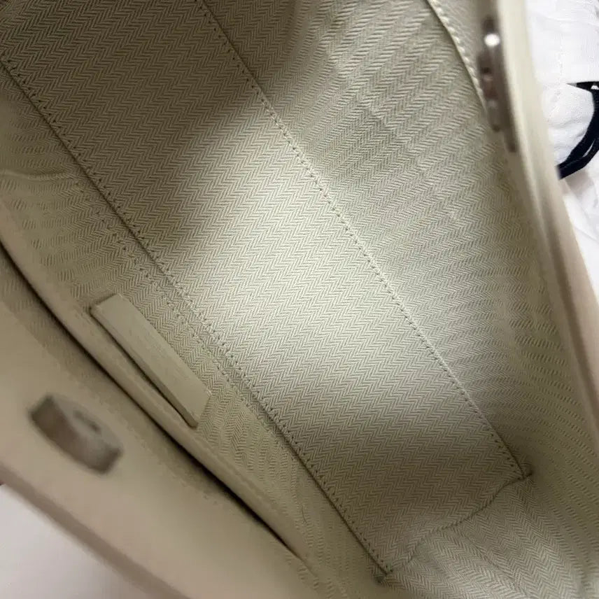 [BUNJANG] OSTKAKA Pebble Flap Shoulder Bag / 오스트카카 페블 플랩 숄더백