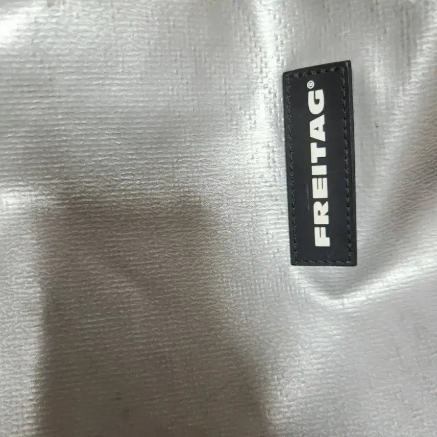 [BUNJANG] Freitag Leland Silver Crossbody Tote Bag / 프라이탁 리랜드 단색 민무늬 실버 크로스백 토드백 가방