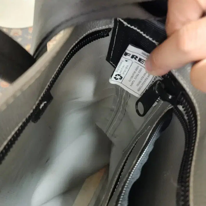 [BUNJANG] Freitag Leland Silver Crossbody Tote Bag / 프라이탁 리랜드 단색 민무늬 실버 크로스백 토드백 가방