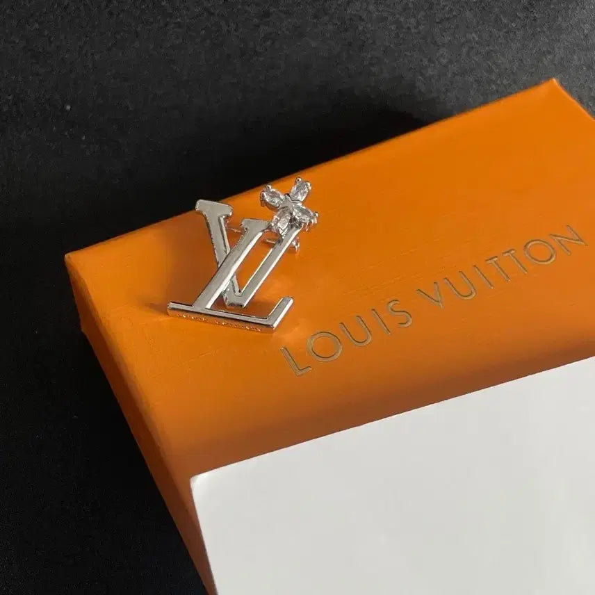 [BUNJANG] Louis Vuitton LV Logo Brooch Silver / 루이비통 LV 로고 브로치 실버