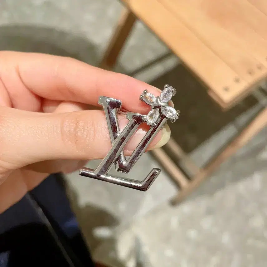 [BUNJANG] Louis Vuitton LV Logo Brooch Silver / 루이비통 LV 로고 브로치 실버