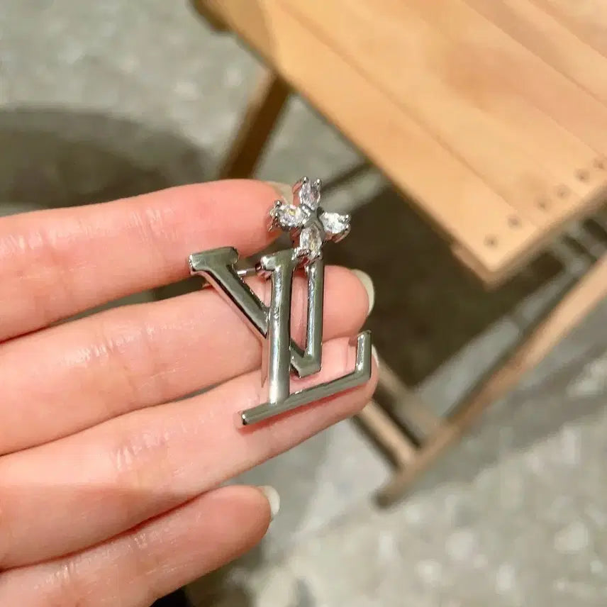 [BUNJANG] Louis Vuitton LV Logo Brooch Silver / 루이비통 LV 로고 브로치 실버