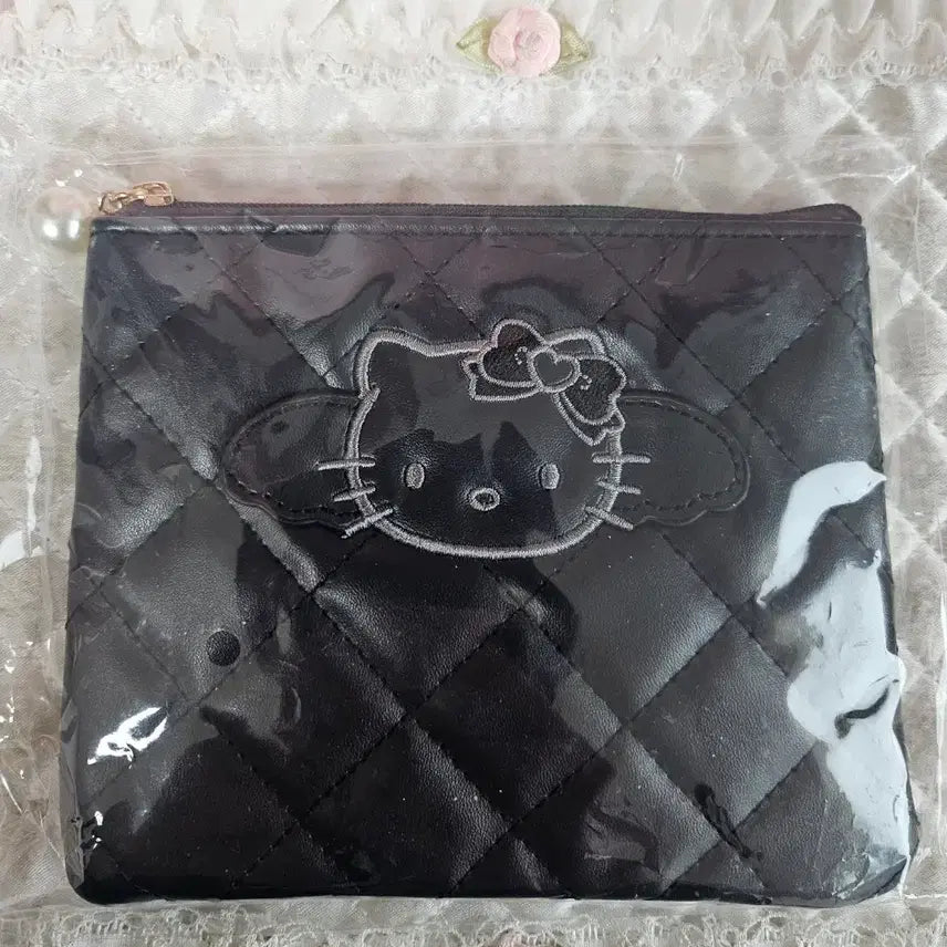 [BUNJANG] Sanrio Hello Kitty Black Angel Quilted Flat Pouch / (일본정품/한정판) 산리오 블랙엔젤 시리즈 헬로키티 퀼팅 블랙 플랫 파우