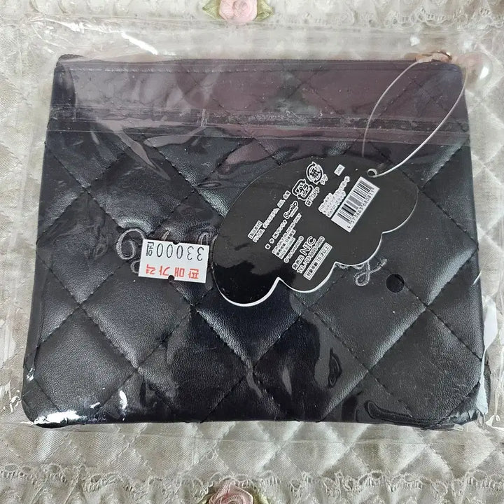 [BUNJANG] Sanrio Hello Kitty Black Angel Quilted Flat Pouch / (일본정품/한정판) 산리오 블랙엔젤 시리즈 헬로키티 퀼팅 블랙 플랫 파우