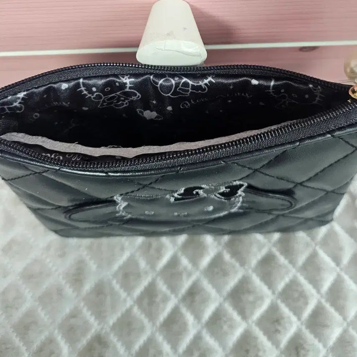 [BUNJANG] Sanrio Hello Kitty Black Angel Quilted Flat Pouch / (일본정품/한정판) 산리오 블랙엔젤 시리즈 헬로키티 퀼팅 블랙 플랫 파우