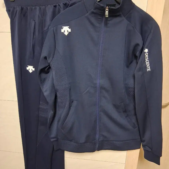 [BUNJANG] Descente Training Suit Set - Navy - S / 데상트 춘추용 트레이닝복 세트 S 군청색  새제품