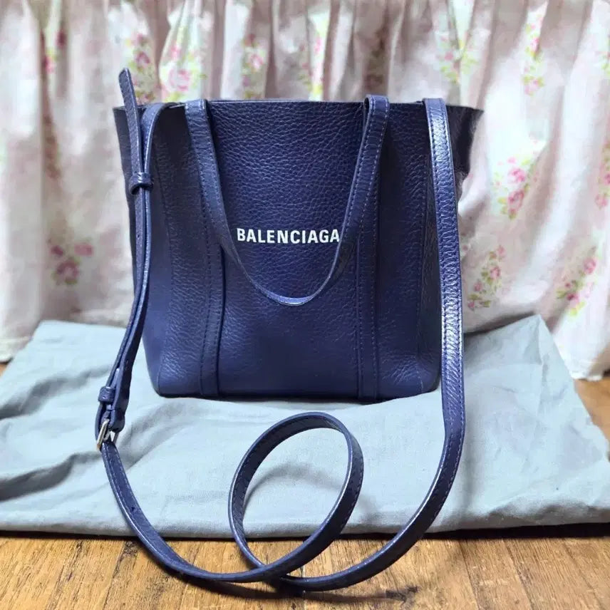 [BUNJANG] Balenciaga Everyday Tote Bag Navy Leather / 발렌시아가 에브리데이 토트백