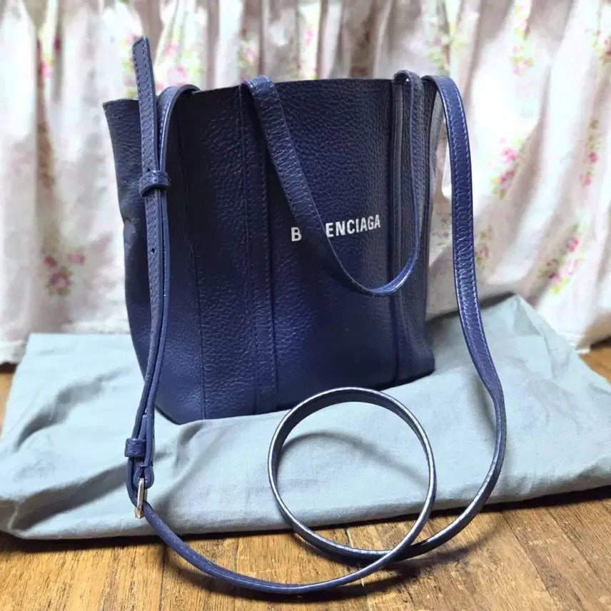 [BUNJANG] Balenciaga Everyday Tote Bag Navy Leather / 발렌시아가 에브리데이 토트백
