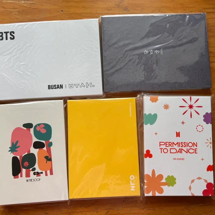 [BUNJANG] BTS Postcard Book (Sealed) / (미개봉) 방탄소년단 (BTS )엽서 북