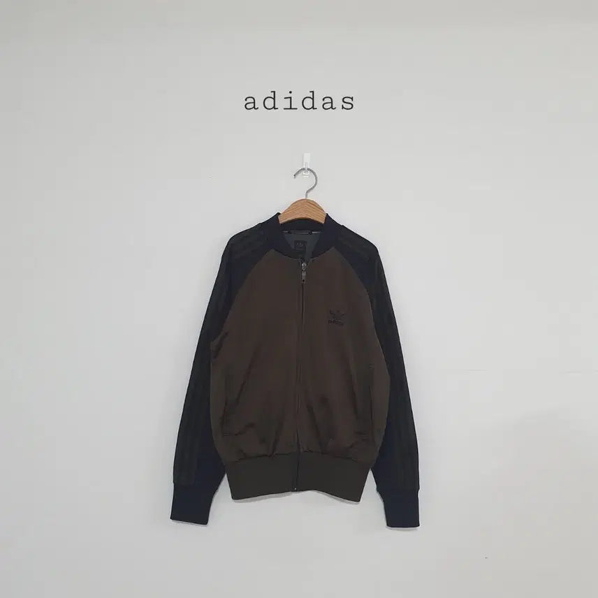 [BUNJANG] Adidas Khaki Brown Three-Stripe No Collar Jersey / No.26022403 아디다스 카키브라운 삼선 노카라 져지