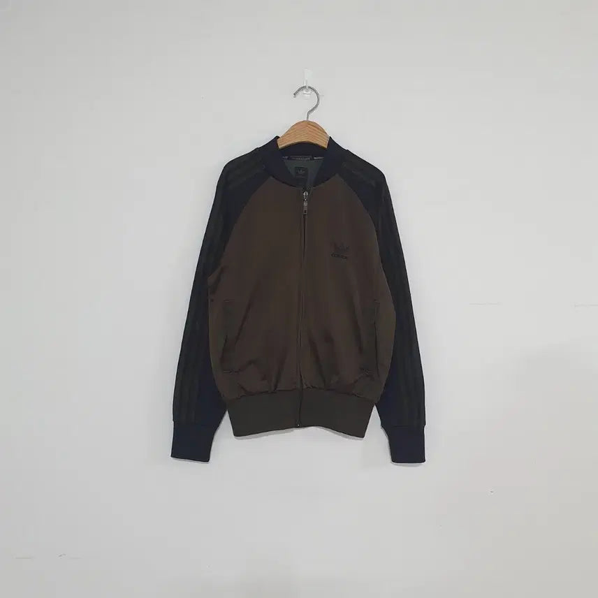 [BUNJANG] Adidas Khaki Brown Three-Stripe No Collar Jersey / No.26022403 아디다스 카키브라운 삼선 노카라 져지